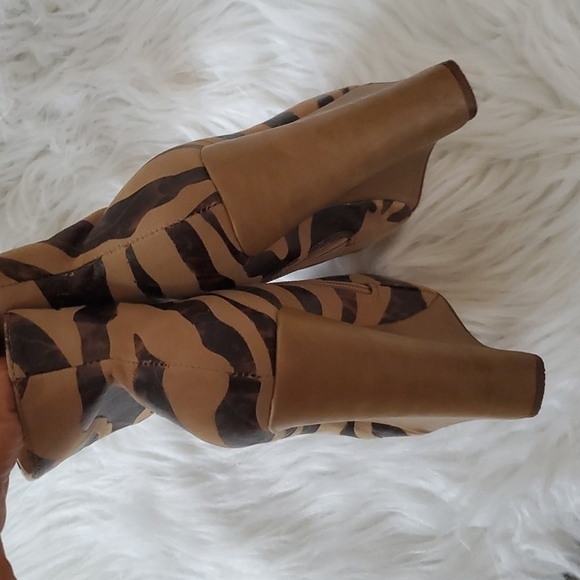 Cathy Jean Animal Print Wedge Platforms - Picture 4 of 6